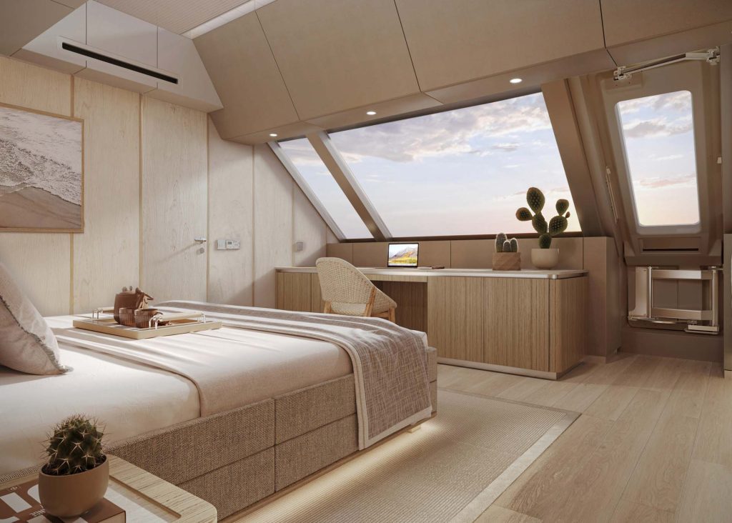 Widok wnętrza luksusowej kabiny Sunreef Yachts z drewnianymi wykończeniami, dużym oknem, łóżkiem oraz miejscem do siedzenia z stołem i roślinami kaktusowymi.
