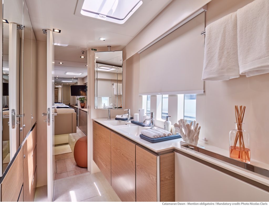 Wnętrze katamaranu Sunreef Yachts z luksusową łazienką w nowoczesnym designie.