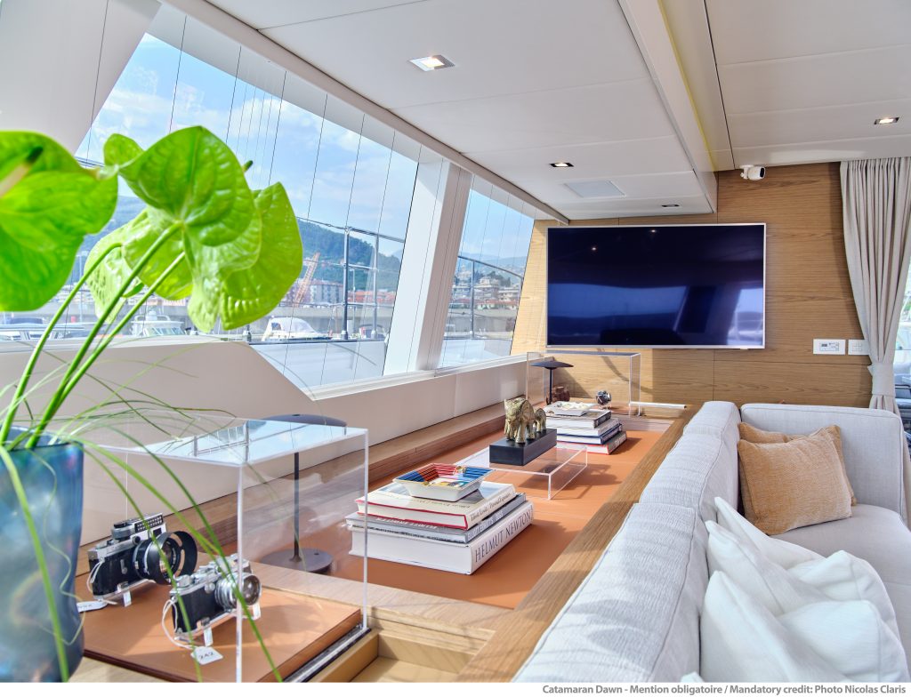 Wnętrze luksusowej kabiny Sunreef Yachts z wygodnymi siedzeniami i nowoczesnym wystrojem
