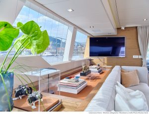 Wnętrze luksusowej kabiny Sunreef Yachts z wygodnymi siedzeniami i nowoczesnym wystrojem