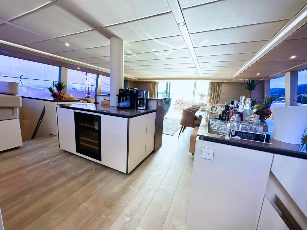 Wnętrze luksusowego jachtu Sunreef Yachts z nowoczesną kuchnią i przestrzenią życiową z naturalnym światłem.