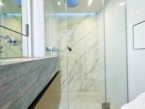 Luksusowe wnętrze łazienki na jachcie Sunreef, z detalami z marmuru i nowoczesnym wyposażeniem.