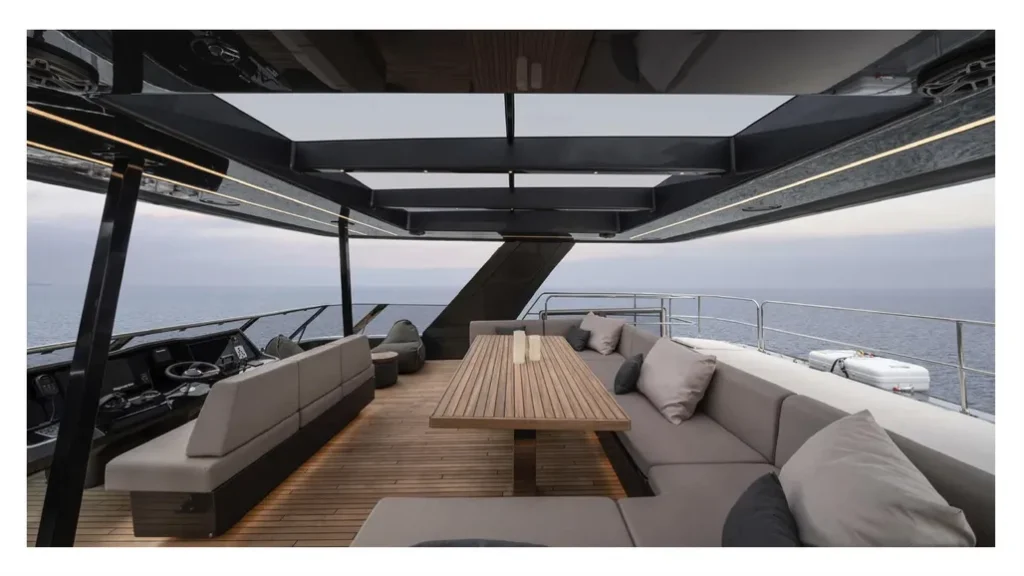 Widok wnętrza luksusowego katamaranu Sunreef Yachts, przedstawiający przestronną strefę wypoczynkową z nowoczesnym wyposażeniem i widokiem na ocean.