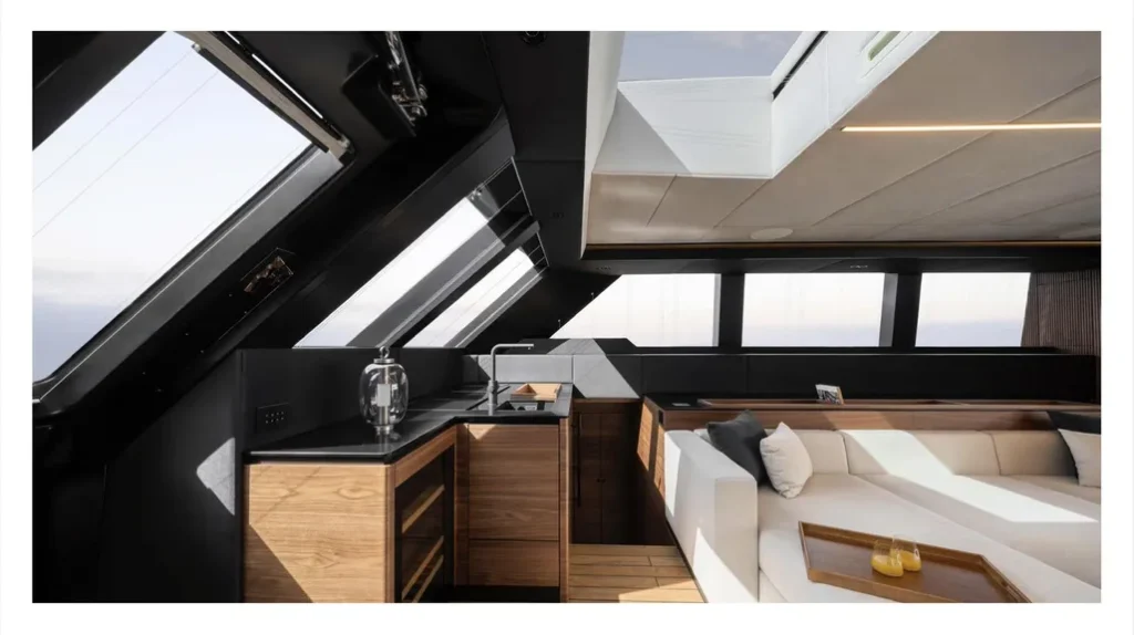 Wnętrze luksusowego katamaranu Sunreef Yachts z widokiem na kambuz i obszar wypoczynkowy o nowoczesnym designie, przestronnych oknach i eleganckim wyposażeniu.
